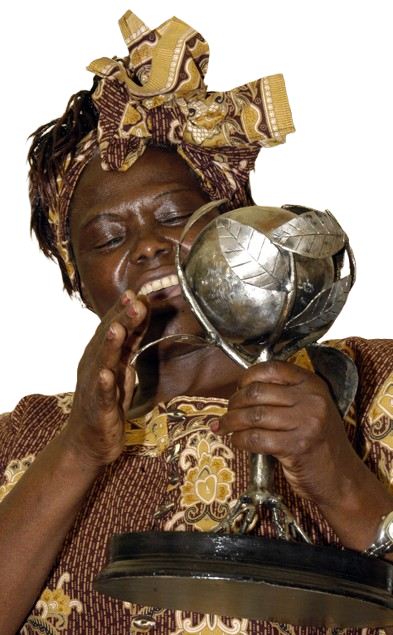 Wangari Maathai mit ihrem Friedensnobelpreis in der Hand