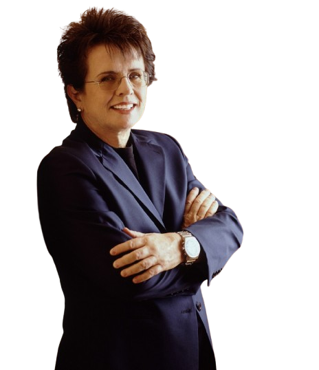 Symapthische Frau mit Kurzhaarschnitt im blauen Blazer, lächelnd mit verschränkten Armen: Billie Jean King