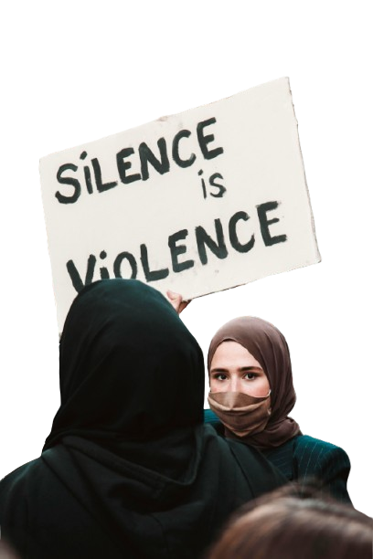 domenstrierende-frau-mit-silence-is-violence-schild Frau mit Kopftuch und verdecktem Gesicht, die für Frauenrechte deonstriert und ein "Silence is Violence" Schild hochhält.